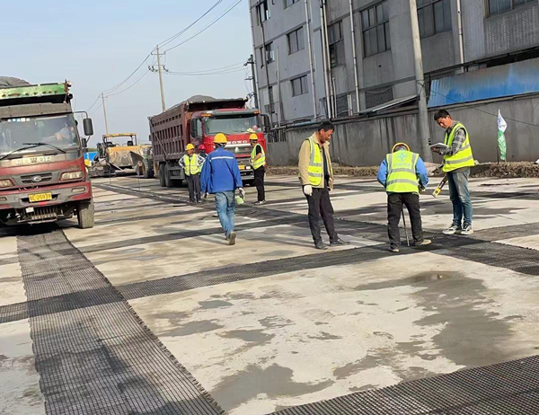 应城老材料的新故事：玻璃纤维土工格栅如何在‘白改黑’浪潮中重获新生？